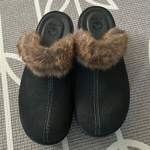 New: CROCS Cobbler Fuzz Faux Fur Lined Black Brown Clogs Mules Women’s Size 8